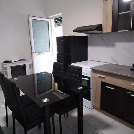 Alexandra Apartment *